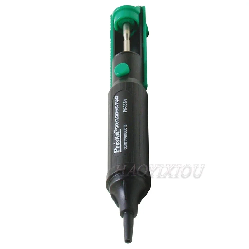 Main tenant la pompe à dessouder Pro'sKit 8PK-366N-G, outil de dessoudage professionnel pour modélisme, prêt à l'emploi.