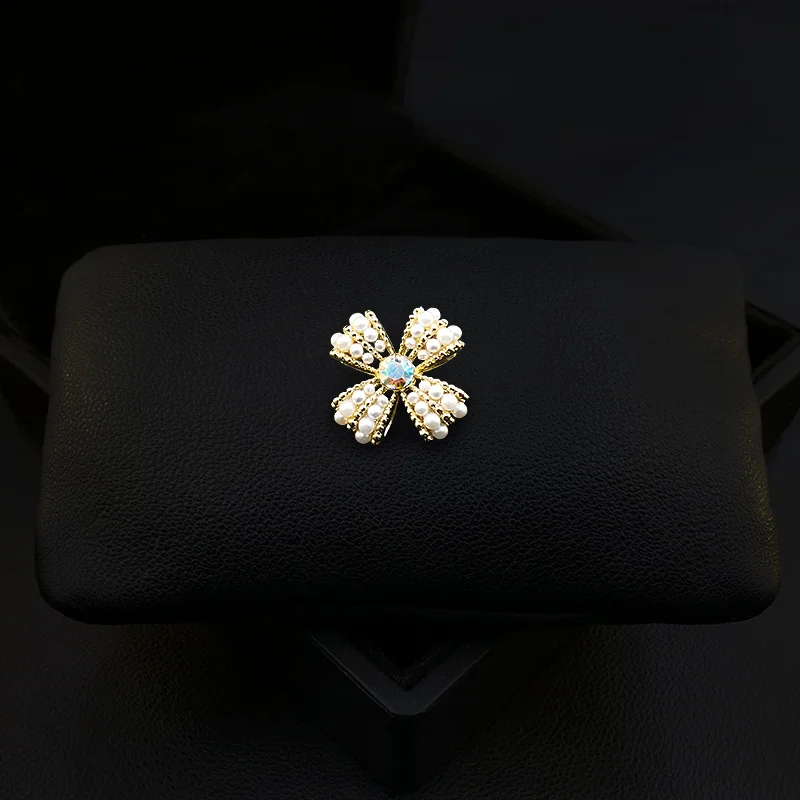 

Exquisite Retro Clover Leaf Collar Pin High-Grade Flower Anti-Exposure Small Brooch Clasp Embellishment Fixed Buckle Jewelry 786