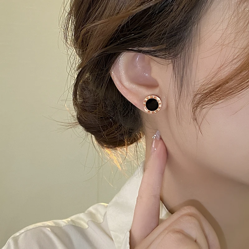 【Chanel】シャネル★earrings★CCマーク★ピアス★箱あり 待望の再入荷！！】CHANEL ピアス メタル&ストラス ココマーク