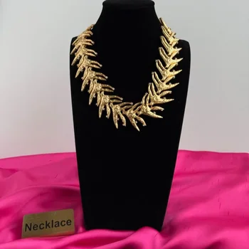 A new fashionable, retro and high-end necklace set