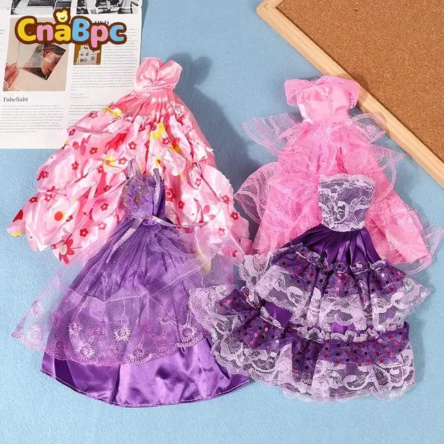 인형 옷장: 트레일링 스커트에서 이브닝 가운까지의 화려한 스타일 여정