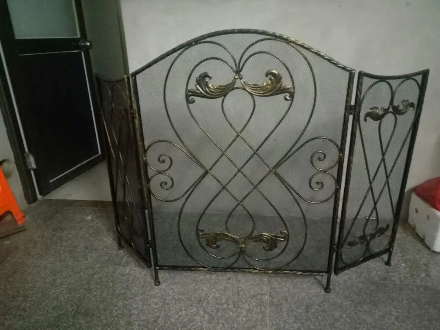 

Province black antique copper iron art screen, European style fashionable and simple three fold wall fireplace partit
