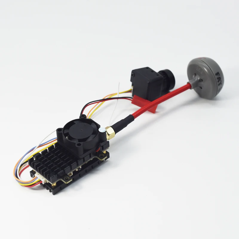 Vue d'ensemble du kit FPV complet : transmetteur, caméra et écran, câbles inclus.