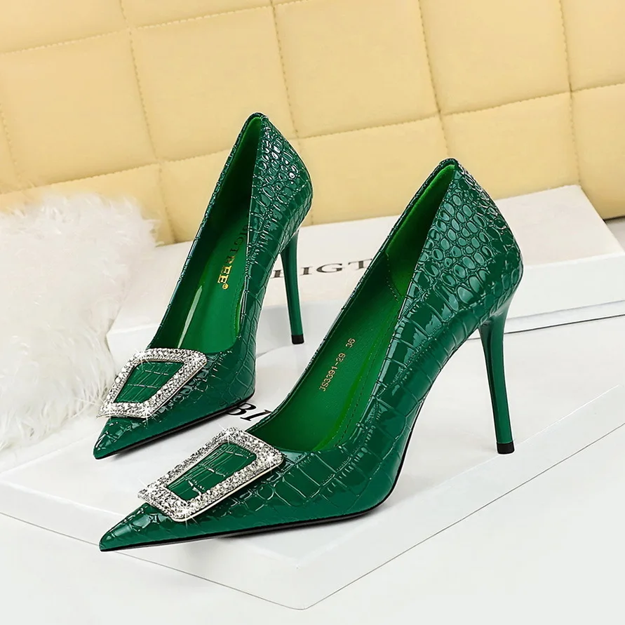 thumbnail image 1 of Zapatos de tacón ultraalto y delgado para mujer, boca baja, punta afilada, lacado, piel de serpiente, patrón clásico, hebilla de diamante de agua, zapatos de tacón individuales, 1 of 5