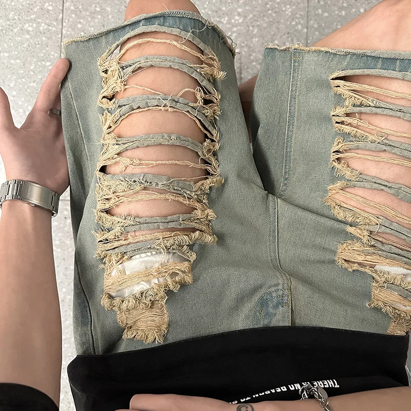 Рисунок 3 - Рваные потертые джинсовые шорты с дырками