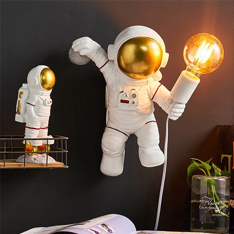 

Modern Novelty Astronaut Table Lamp Holding Lamp Children's Night Lamp Table Bedroom Lamp Art Loft Decoration Resin Luminaire