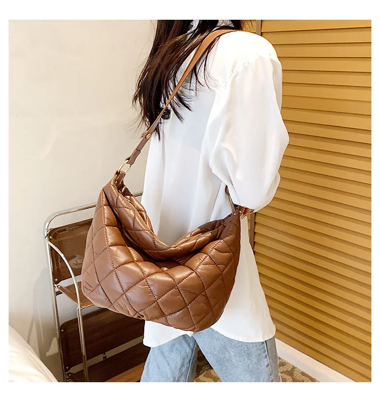Feminina de um Moda de um Popular Bolsa Ombro Grande Capacidade 2022 Primavera Nova Mensageiro All-match Diamante Balde 12 capacidade 2022 primavera nova moda de um