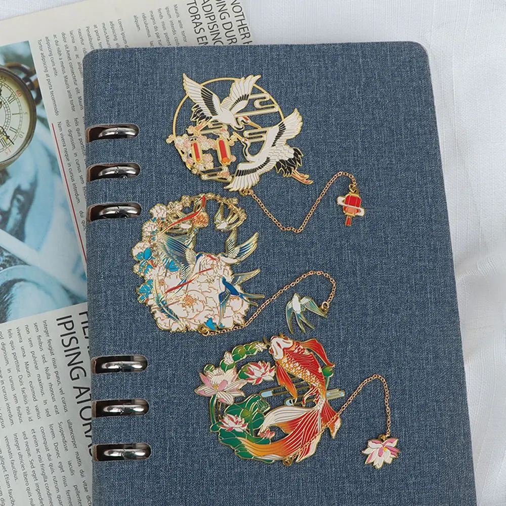 

Delicate Retro Chinese Style Brass Bookmark Hollow Kylin Shape Metal Bookmark Fashion Animal Tassel Pendant Gifts
