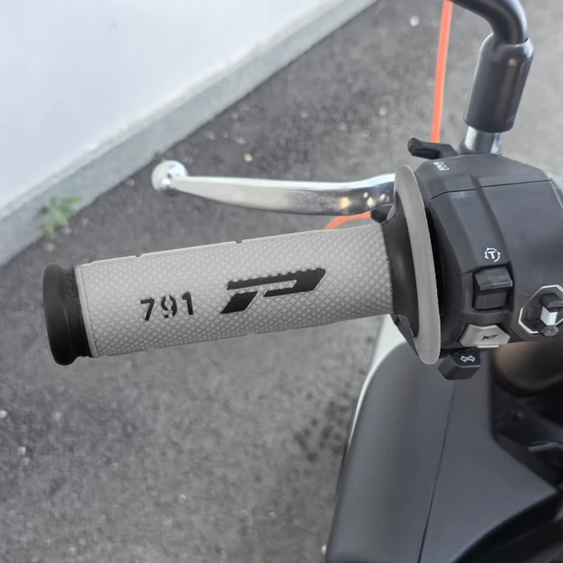 High-Performance Universal Rubber Motorcycle Handlebar Grips - 24mm