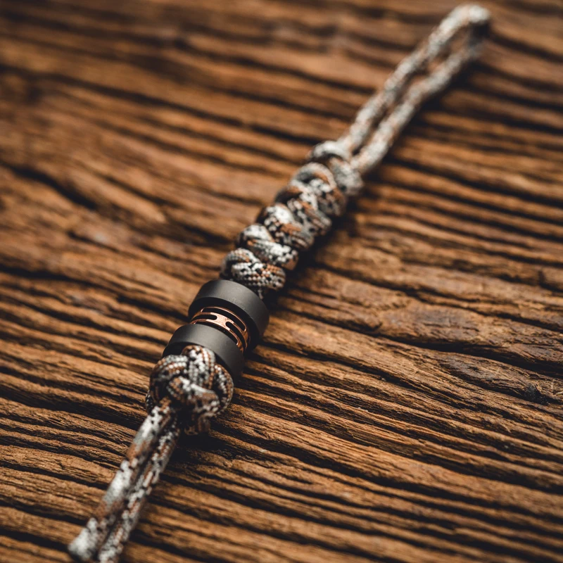 Perle de paracorde en bronze Pig Trooper - Breloque tactique EDC
