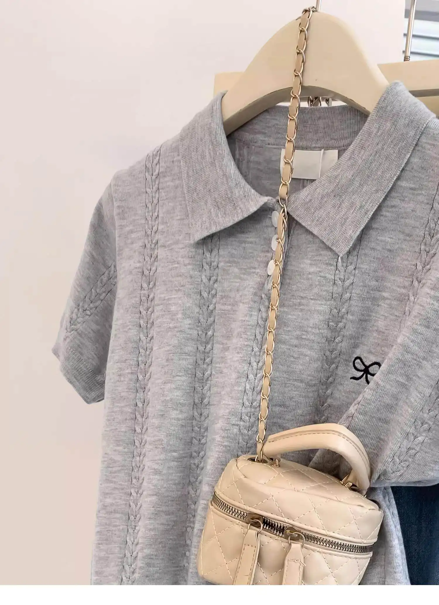 Zjaiss 2026 Sommer Neu Damen Grau Gestricktes Poloshirt mit Niedlicher Schleifenstickerei Kurzarm-Oberteil Trendiges Vielseitiges Freizeit-T-Shirt – Detail 4