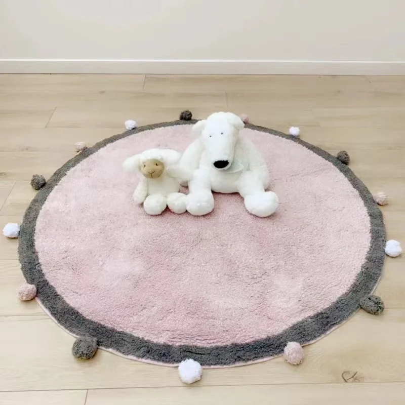 A menina está jogando na sala de jogos infantil berçário escandinavo  brinquedos de madeira e decoração