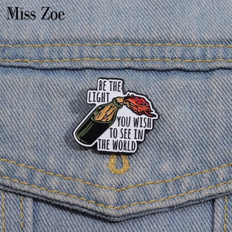 Inspirierende Zitate Emaille Pins Custom BE THE LIGHT YOU WISH TO SEE Broschen Anstecknadeln Lustiger Schmuck Geschenk für Kinder Freunde