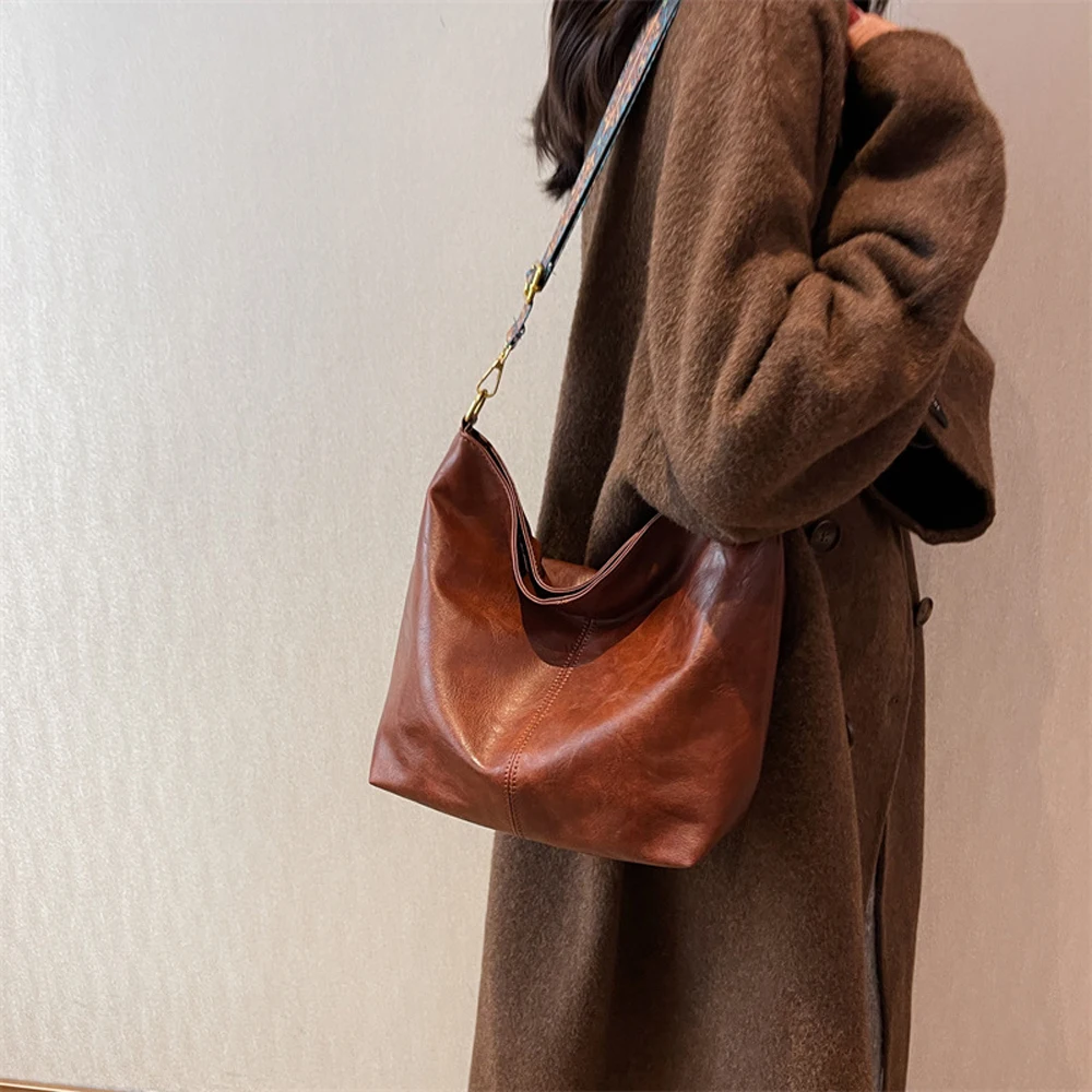 Modische Umhängetasche mit breitem Schultergurt, Retro-Umhängetasche für Damen aus PU-Leder, lässige Beuteltasche – Detail 5