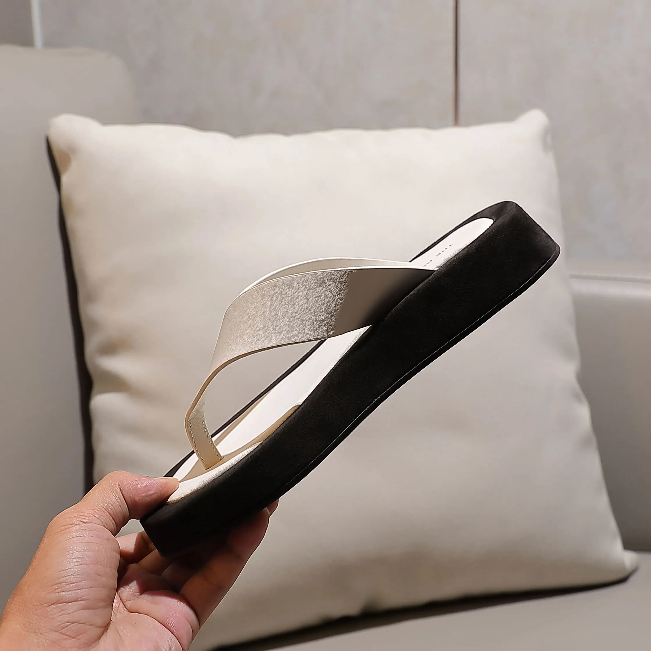 Thick soled slippers for women's summer outerwear color blocking toe clip flip flops 2024 new versatile anti slip beach sandals