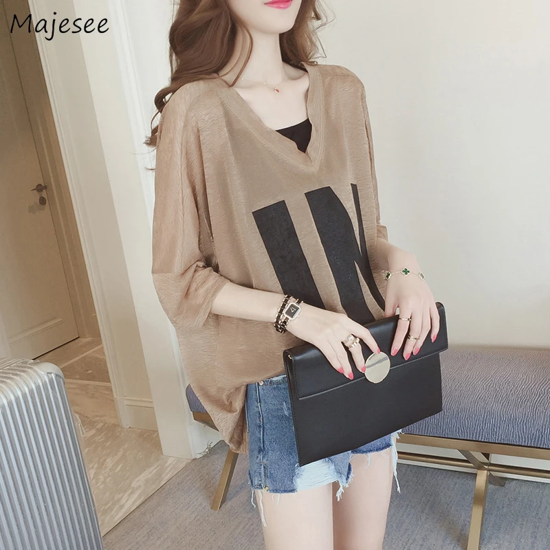 

Блузка женская с V-образным вырезом и принтом букв