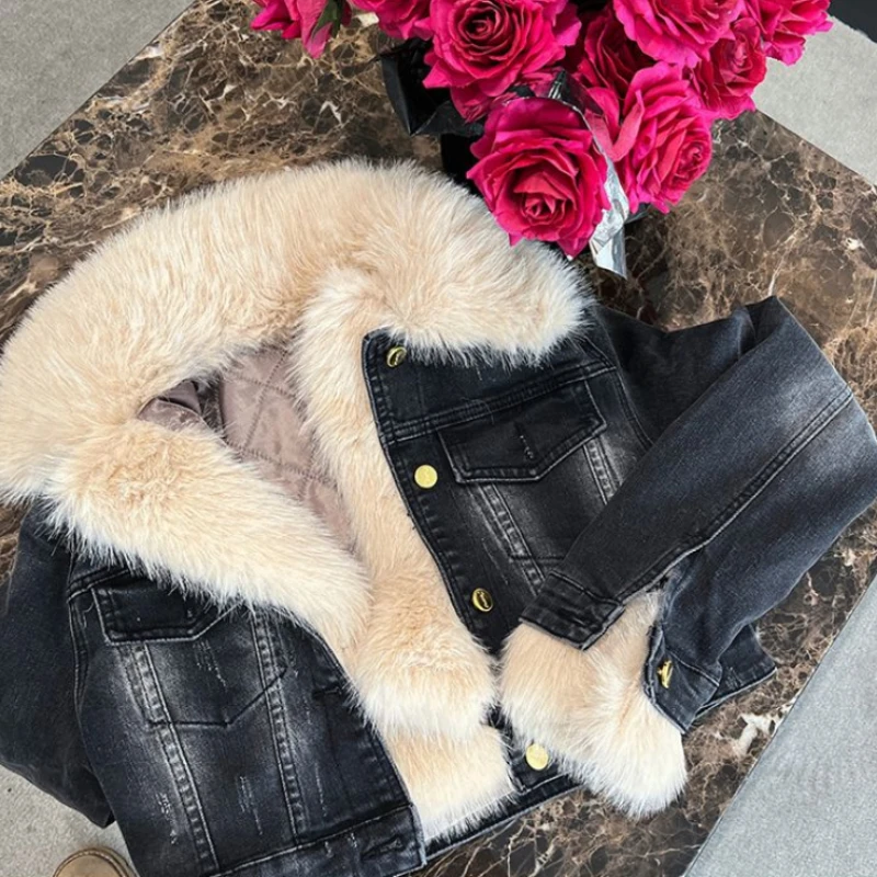 2023 Winter New Women Denim Patchwork Faux Fur Outwear Fleece-Lined Warm Short Outwear Design Sense Niche Retro Denim Jacket