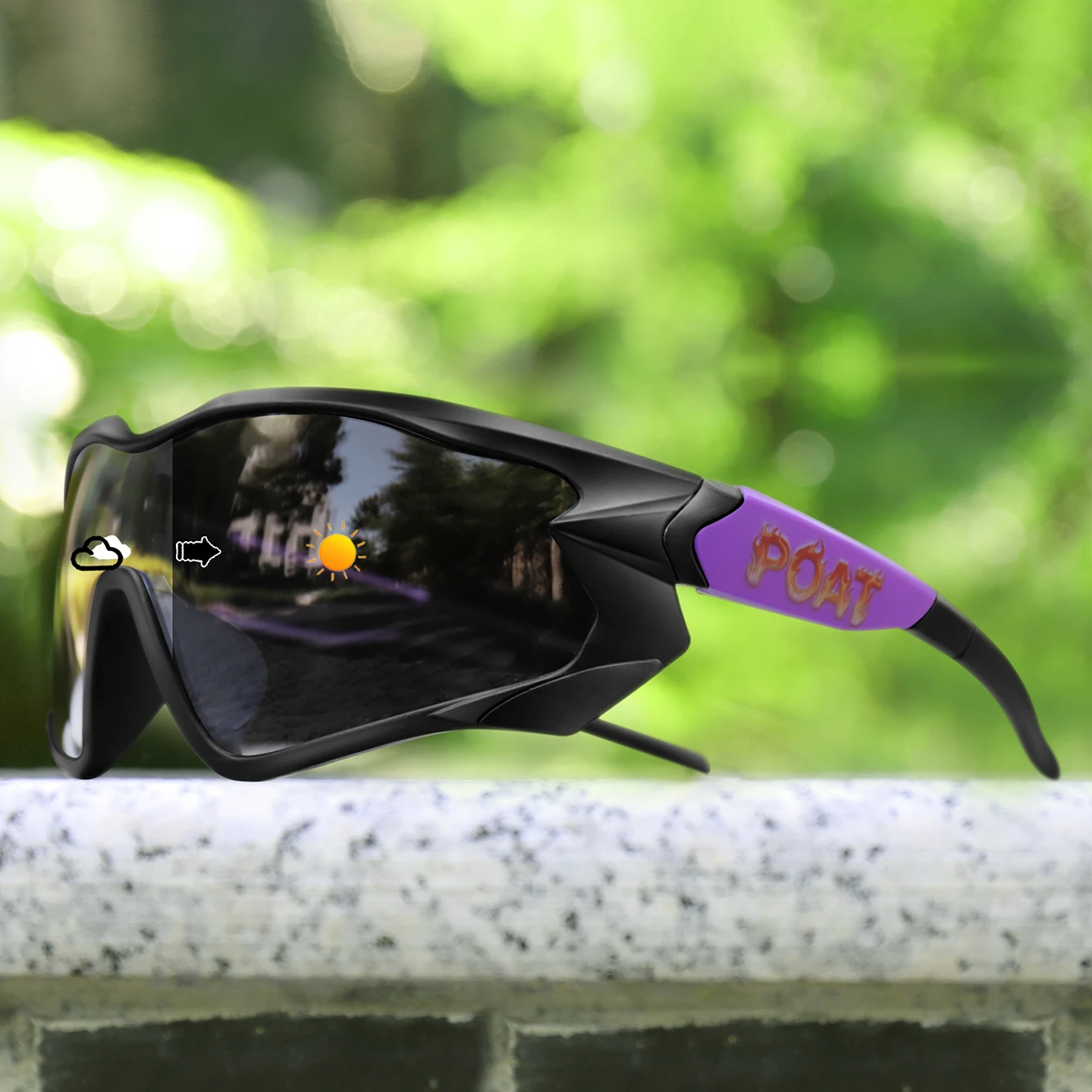 Sergilenen motosiklet gözlüğünün önden görünüşü