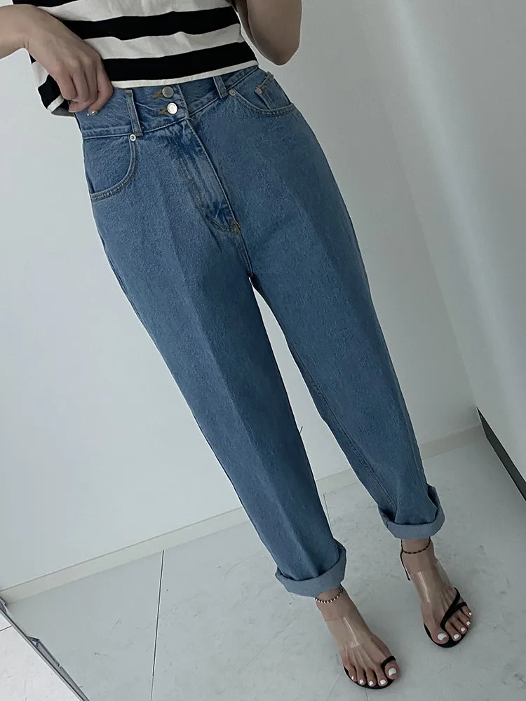 

South Korea Dongdaemun 2023 spring and autumn new Korean vintage high waist two button base lean washed jeans woman
