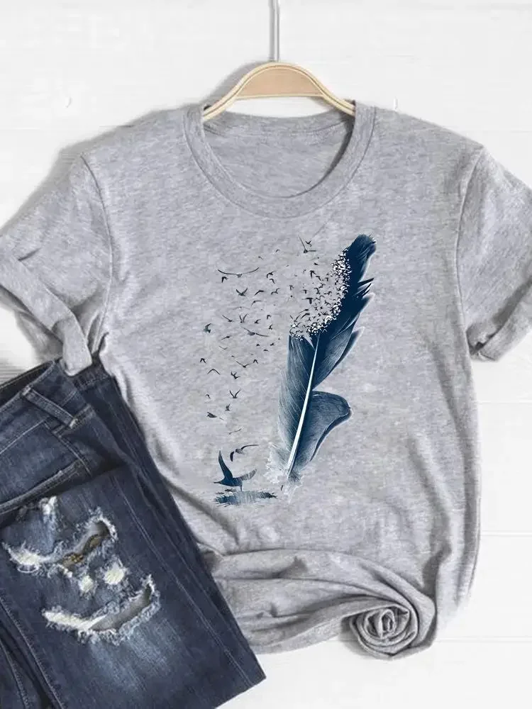 

Женская одежда, серая Базовая футболка с графическим принтом, футболка с красивым акварельным принтом и перьями, летний топ с коротким рукавом, модная одежда