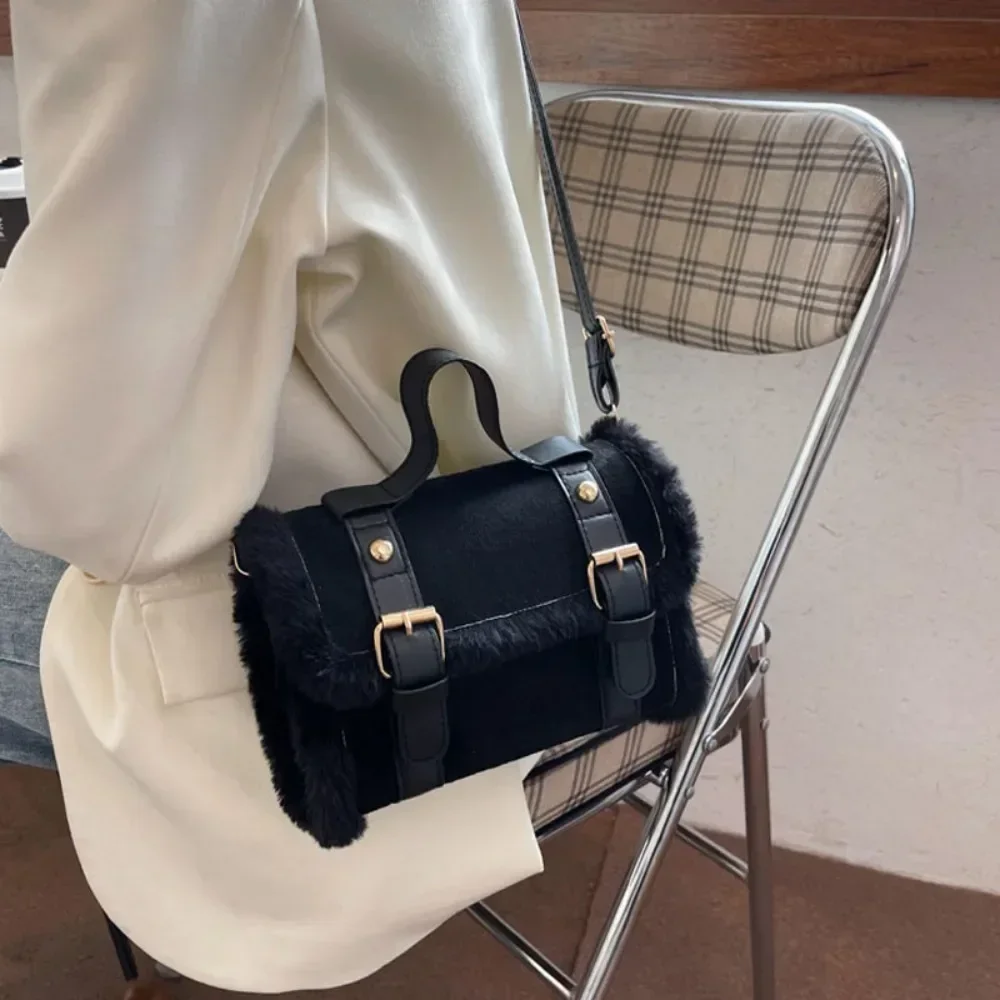 Leisure Autumn and Winter Lamb Plush Small Bag Women'S New Fashion Messenger Bag Simple Black Square Bag 크로스백