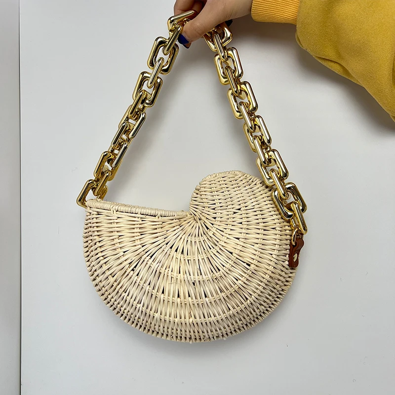 2022Conch Shell Solid Color Rattan Special Metal Chain Shoulder Versatile Casual Seaside Straw Bags for Women Luxury Designer
