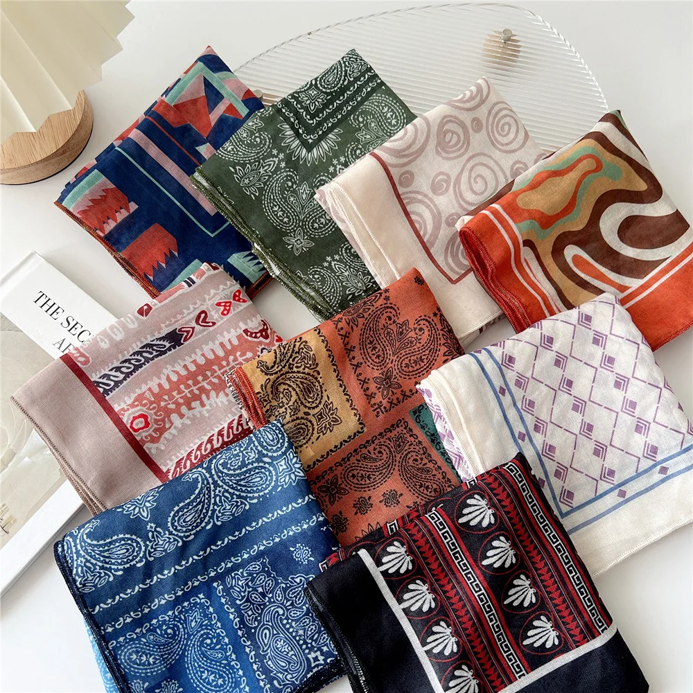 Рисунок 6 - Женский шейный платок с цветочным принтом