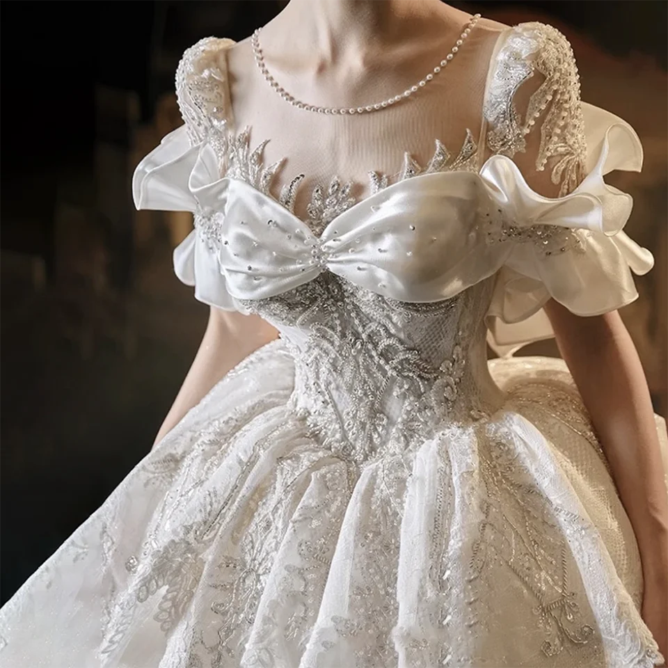 Maßgeschneidertes Luxus-Brautkleid im Dubai-Prinzessinnen-Stil mit Kristallen und 3D-Blumen, Ballkleid-Hochzeitskleid 2026, Rückenfreies Brautkleid mit Schleppe für Damen – Detail 4
