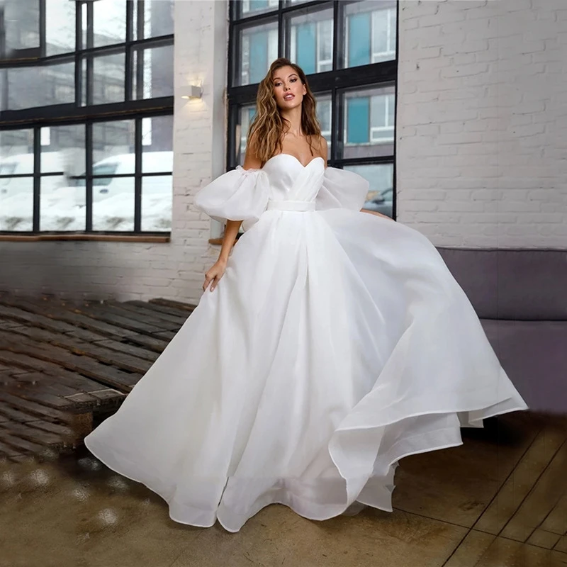 Maßgeschneiderte elegante trägerlose Empire-A-Linien-Hochzeitskleider aus Organza mit schlichtem Rückenausschnitt und Schleppe für 2026 – Brautkleid „Vestidos de Novia“ – Detail 3