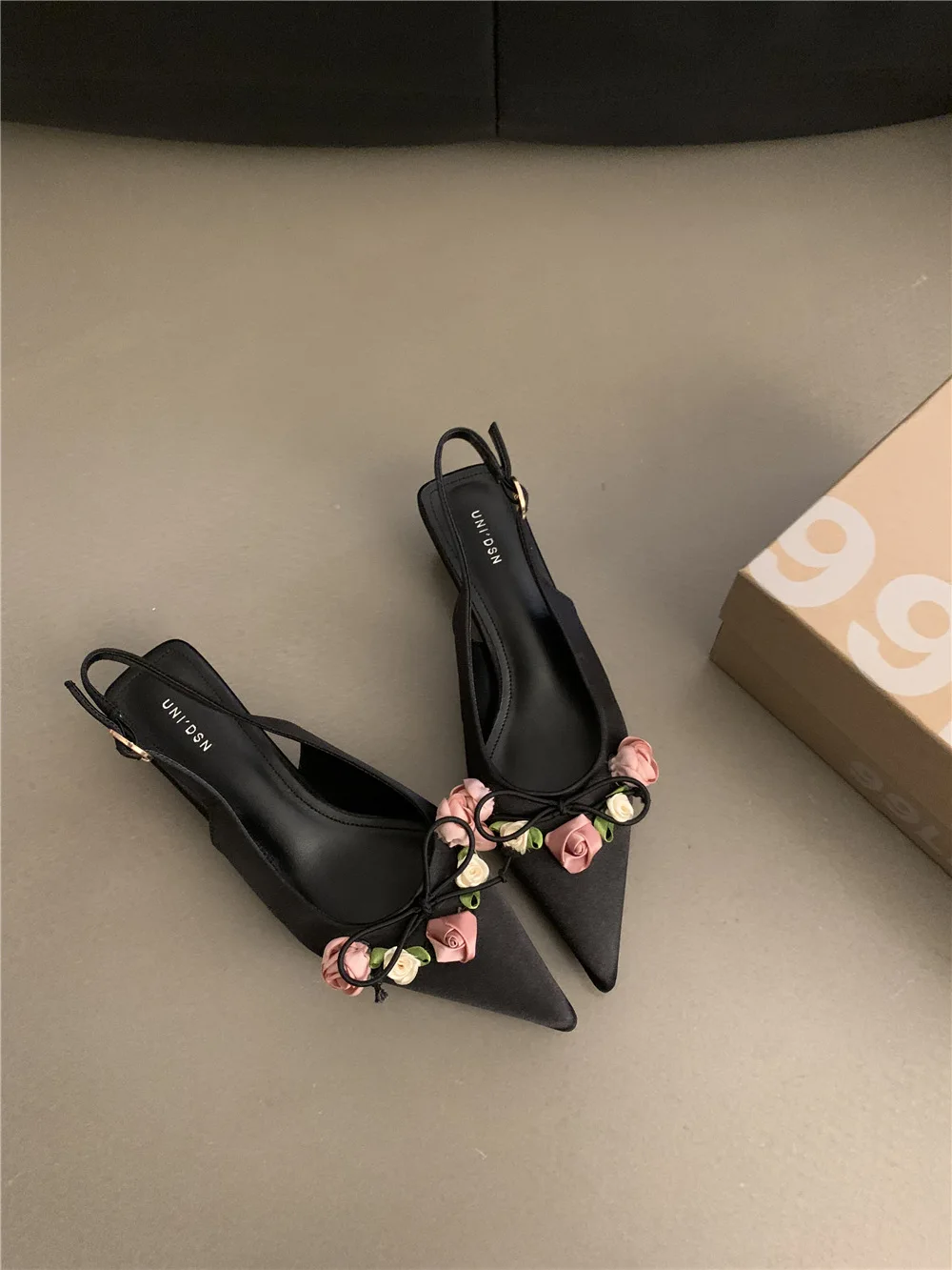 قماش بكعب منخفض للنساء ، صنادل منخفضة ، جلد ، منزل...