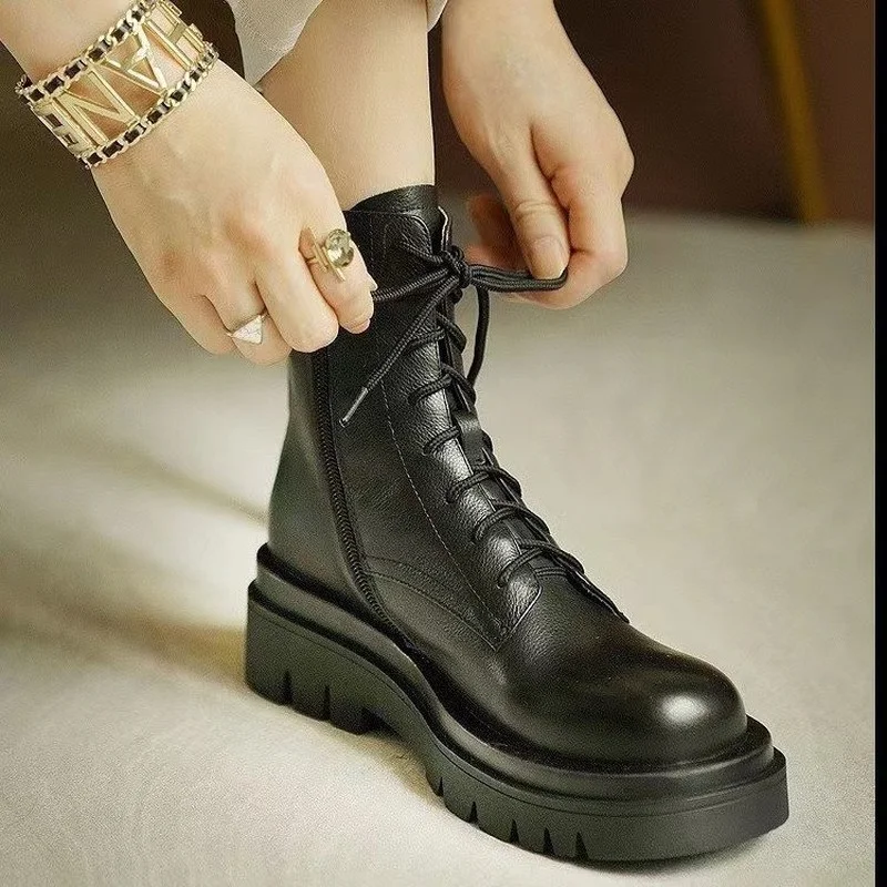 

Ботильоны женские на платформе, Модные Черные полусапожки на шнуровке, ботинки на молнии сбоку, с круглым носком, Осень-зима