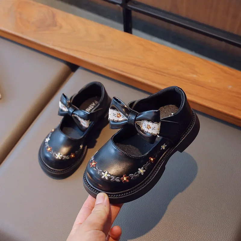 thumbnail image 1 of 2023 primavera otoño nuevos zapatos de cuero para niños fondo suave antideslizante coreano Vintage zapatos individuales princesa para niñas, 1 of 4