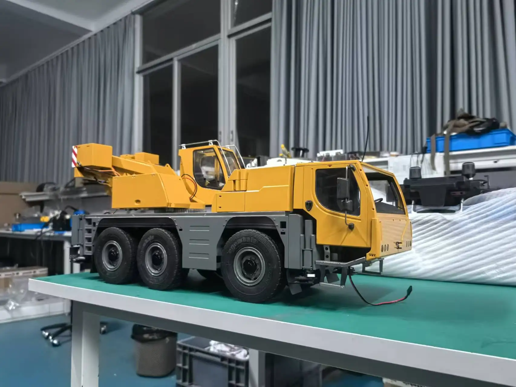 Eyewhale D1050 1/14 6 Axles RC Hydraulic Mobile Cranes Truck Remote Control Construction Vehicle Toy Model Gifts 5