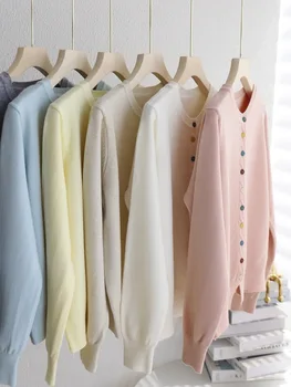 سترة تريكو فضفاضة لطيفة جديدة لعام 2025 سترة نسائية برقبة دائرية بتصميم أزرار ملونة وأكمام طويلة قطع علوية متماسكة 3