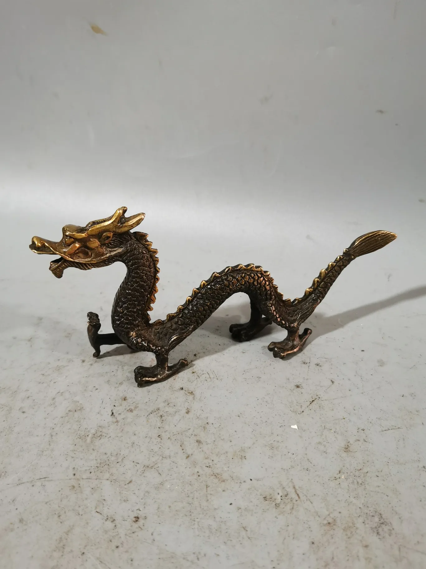 

Retro Purple Copper Gilded Flying Dragon Home Decoration Ornaments