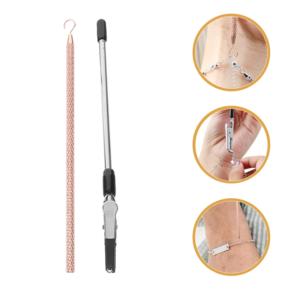 Un set di accessori retrattili per indossare bracciali, ganci di