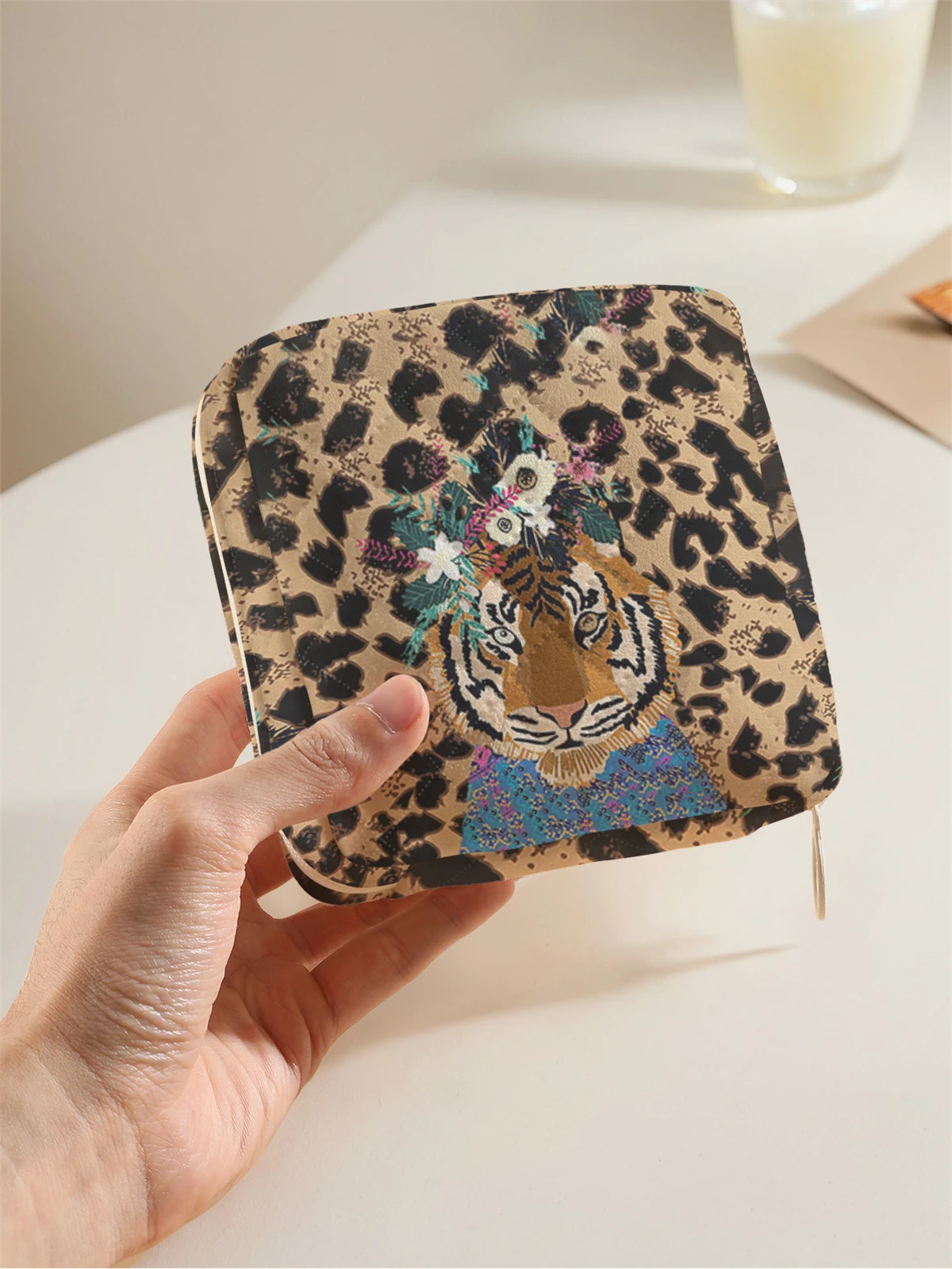 1 portable sanitary napkin storage bag, made of tiger pattern and diamond mesh material, lightweight women's tissue bag