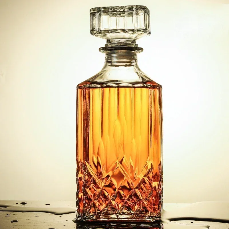 Whiskey Decanters for Liquor Scotch Bourbon Novelty Design Wine Glass Bottle Lead-Free Glass Bottle 3 Styles 1000ml