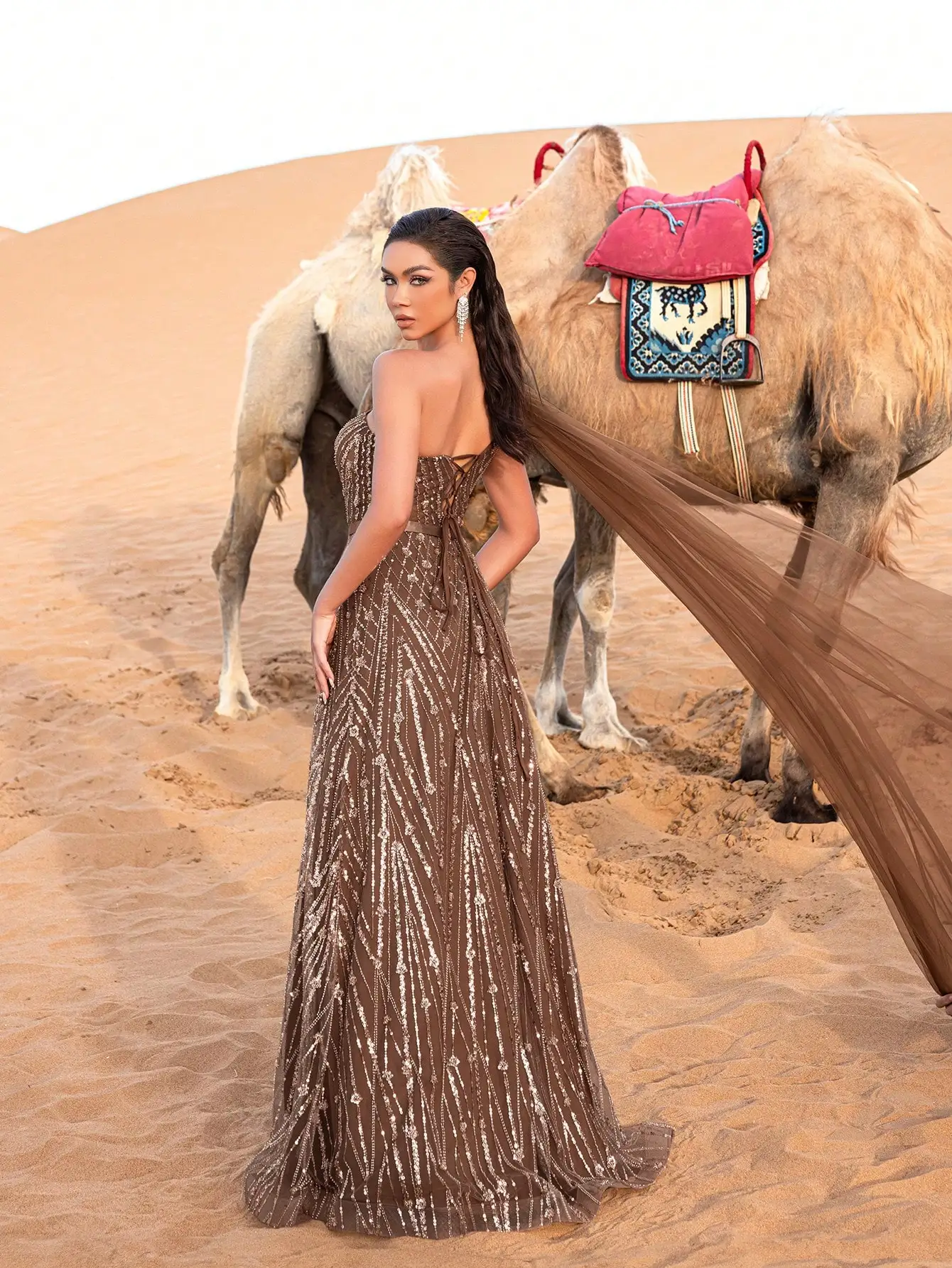 فساتين رسمية رائعة بكتف واحد وأكمام كيب مطرزة بالت...