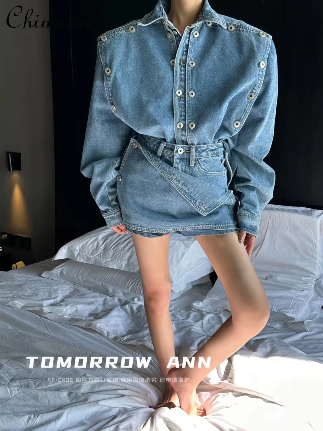 

Женский джинсовый костюм на пуговицах, модный костюм из двух предметов в Корейском стиле, жакет с длинными рукавами и шорты с завышенной талией и юбка на осень