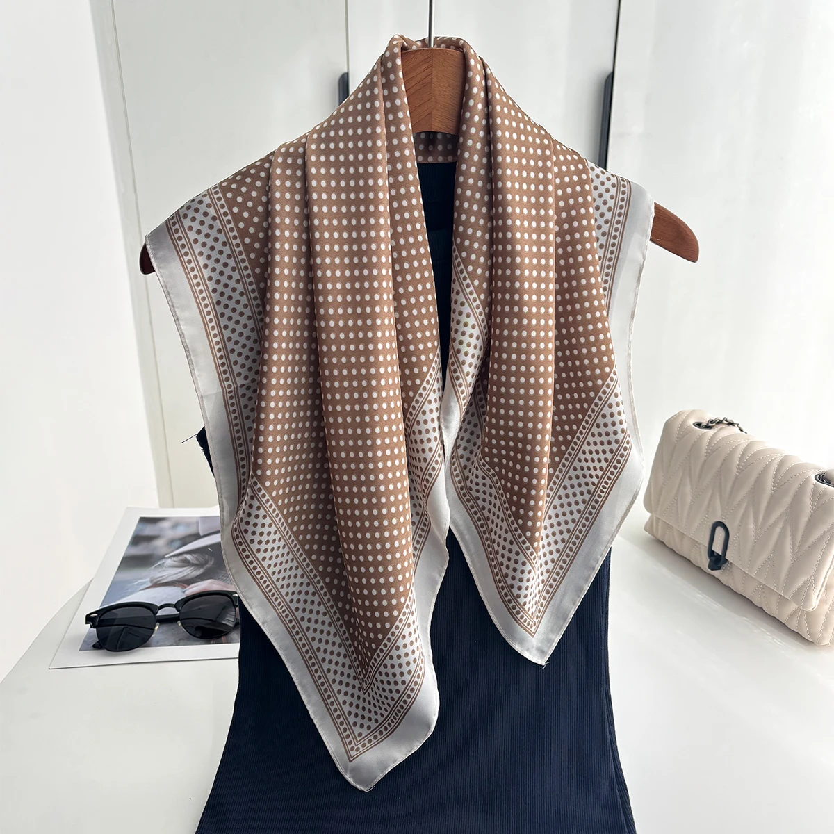 Quadratischer Schal für Damen, gepunktete Bandanas, stilvolles Haarband, luxuriöser Hijab, Halstuch, elegante Schalwickel – Detail 4