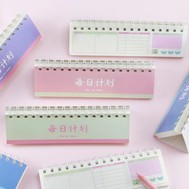 카와이는 보기 좋은 위클리 캘린더 플래너, 데일리 펀치인 소형 데스크 캘린더, 사무실 책상용 양면 플래너를 제공합니다.