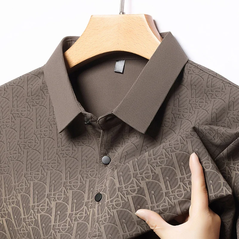 Polo da uomo con risvolto jacquard a lettere, abbottonatura a tinta unita, manica corta in rete traforata, traspirante, per uso quotidiano e lavoro - immagine 6