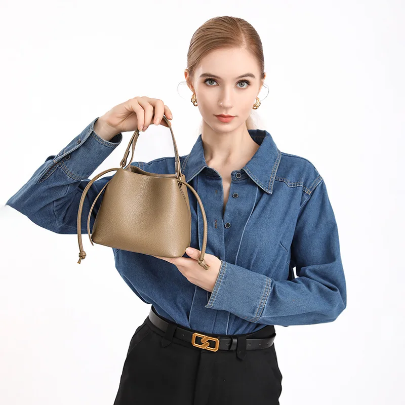 2026 Bucket Bag Neue Textur Echtleder Vielseitige Umhängetasche für Pendler Elegante Damenhandtasche Weiß Schwarz – Detail 12