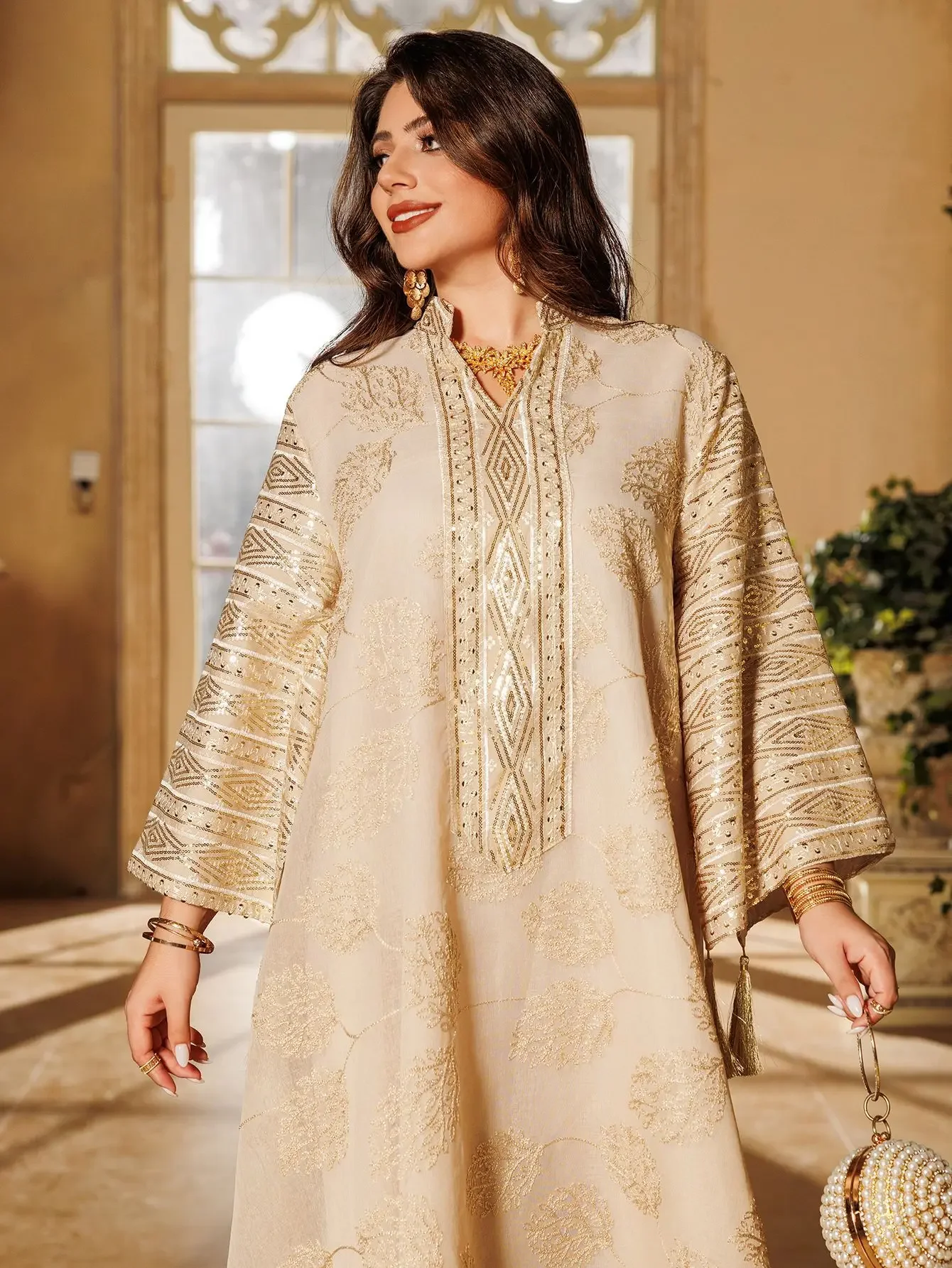 جلابية أخضر باستيلي بنقوش ذهبية وأكمام واسعة