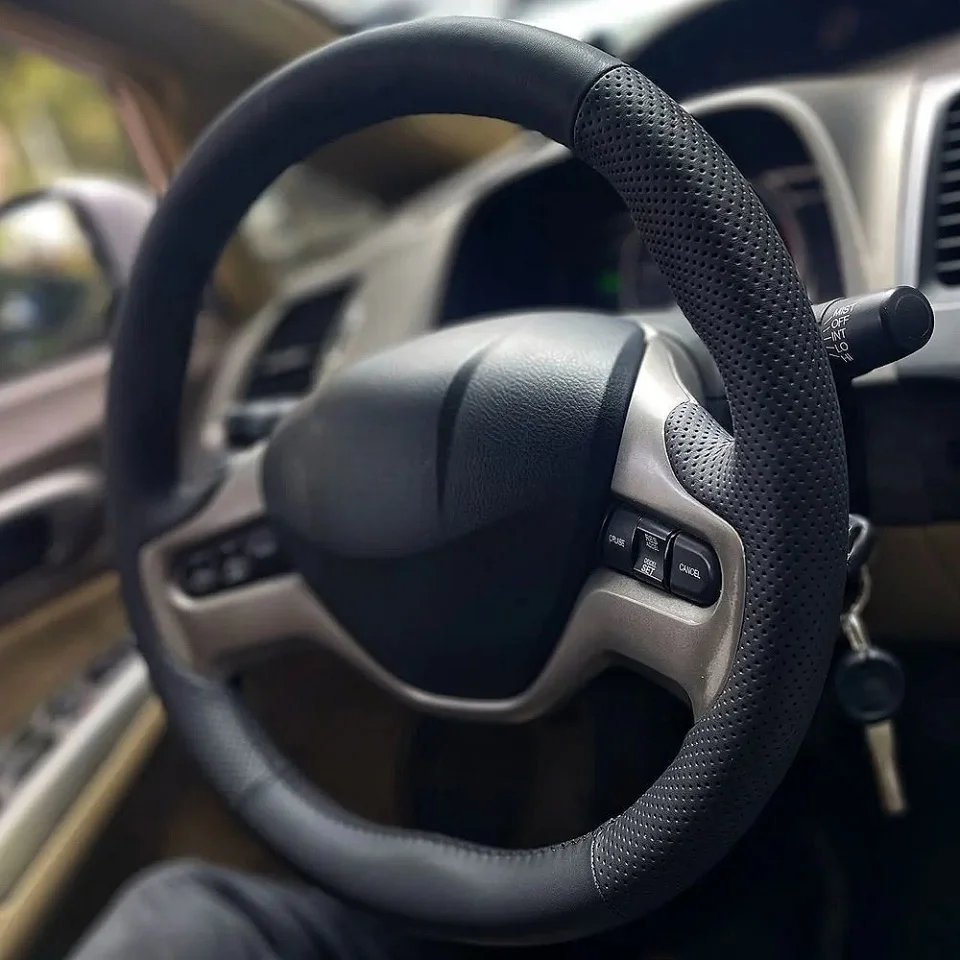 Maßgeschneiderte Auto-Lenkrad-Geflecht-Abdeckung, handgenähtes schwarzes Leder für Honda Civic 8. 2006 2007 2008 (2-Speichen), Autozubehör – Detail 1