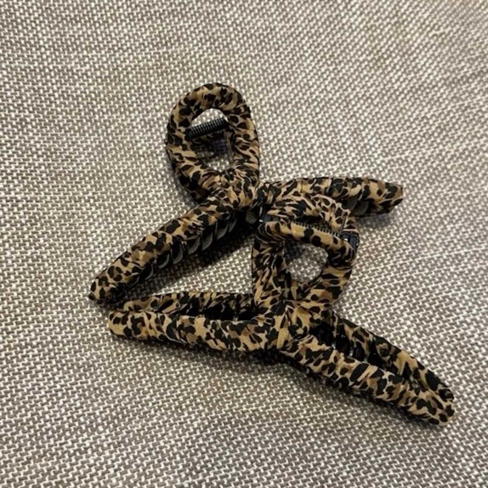 1PCLeopard Print Hair Claw Clip, Large Non-Slip Hair Jaw Clip,Retro-Style Strong Hold Hair Accessory For Women, Trendy Hair Grip