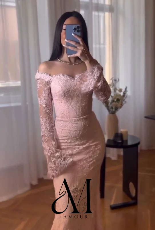 فساتين سهرة سعودية مخصصة على شكل حورية البحر من أمور، بتصميم مكشوف الأكتاف وطول يصل إلى الأرض، مزينة بالدانتيل والترتر وأكمام طويلة، فساتين حفلات أنيقة 2026