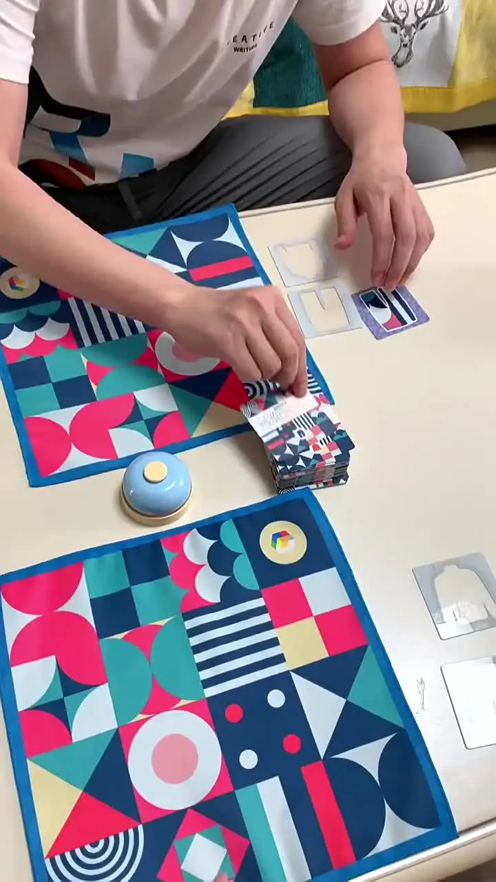 Tailor Master Card Gioco Da Tavolo Educativo - Riflessi E Abbinamento Figure, Campanello Incluso - Regalo Per Bambini 3+ E Famiglie