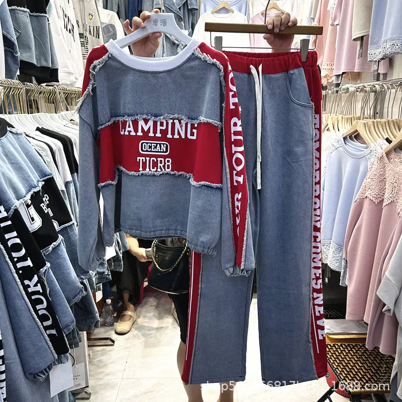 Ensemble deux pièces en Denim pour femmes, tendance printemps-automne, lettres d'épissure, ample, manches longues, haut à capuche + taille élastique, jambes larges, pantalons longs 1 Ensemble deux pièces en Denim pour femmes, tendance printemps-automne, lettres d'épissure, ample, manches longues, haut à capuche + taille élastique, jambes larges, pantalons longs 1